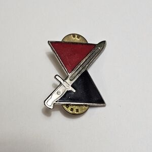 US Army 7th Infantry Division Unit Crest DUI DI Pin Insignia Hourglass Bayonet